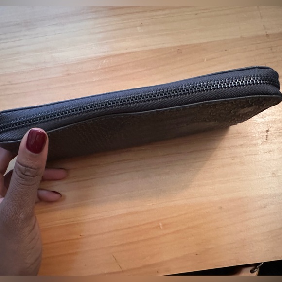 GUC Crocodile Embossed Half Zip Around Wallet - Picture 4 of 4